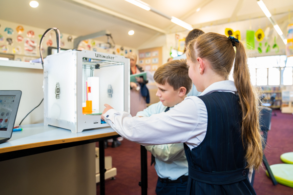students in looking at Ultimaker machine